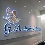 Как интерьерная реклама управляет вниманием и влияет на решения клиентов